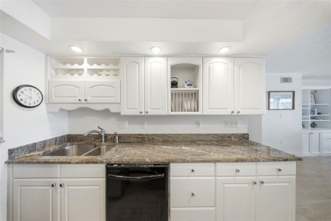 Condo in Saint Pete Beach, Florida, 2 bedrooms  № 2094142 - photo 5