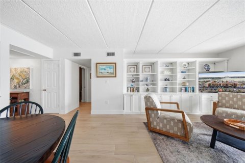 Condo in Saint Pete Beach, Florida, 2 bedrooms  № 2094142 - photo 11