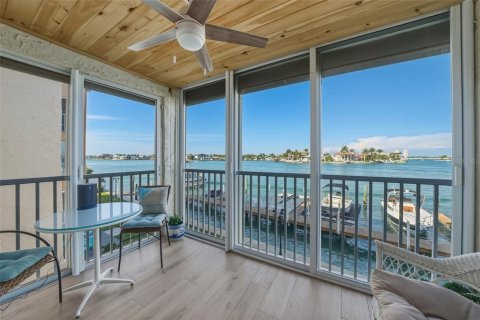 Condo in Saint Pete Beach, Florida, 2 bedrooms  № 2094142 - photo 18