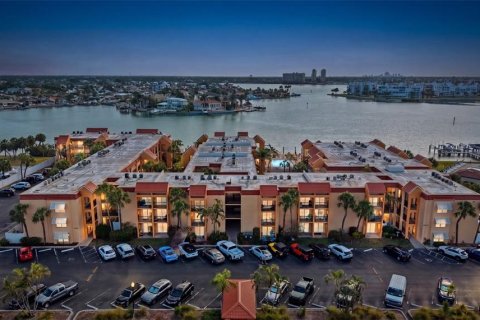Condo in Saint Pete Beach, Florida, 2 bedrooms  № 2094142 - photo 30