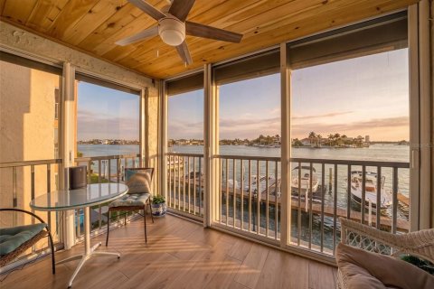 Condo in Saint Pete Beach, Florida, 2 bedrooms  № 2094142 - photo 2