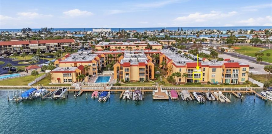 Condo in Saint Pete Beach, Florida, 2 bedrooms  № 2094142