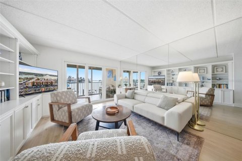 Condo in Saint Pete Beach, Florida, 2 bedrooms  № 2094142 - photo 10