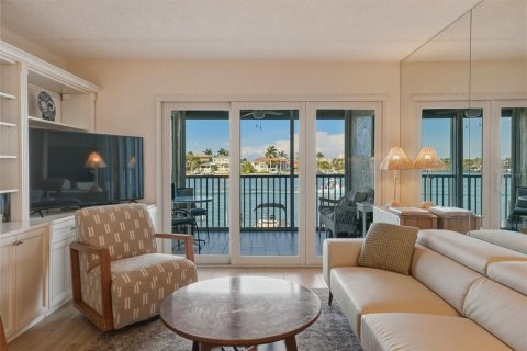 Condo in Saint Pete Beach, Florida, 2 bedrooms  № 2094142 - photo 16