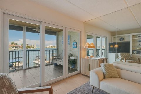 Condo in Saint Pete Beach, Florida, 2 bedrooms  № 2094142 - photo 17