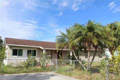 Дом в Флорида-Сити, Флорида 4 спальни, 140.65м2 № 2005940