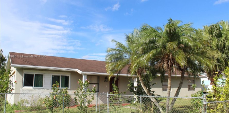 Дом в Флорида-Сити, Флорида 4 спальни, 140.65м2 № 2005940