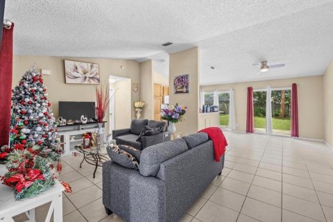 House in Port St. Lucie, Florida 3 bedrooms, 126.16 sq.m. № 2401239 - photo 8