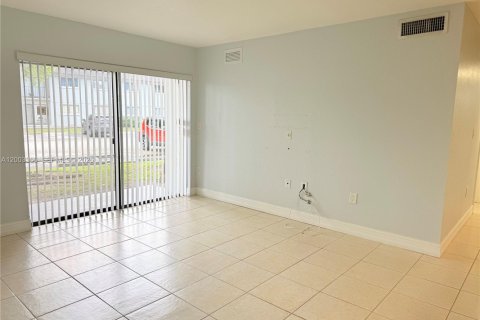 Copropriété à louer à Hialeah, Floride: 2 chambres, 82.03 m2 № 2066589 - photo 2