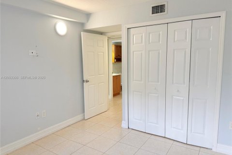 Copropriété à louer à Hialeah, Floride: 2 chambres, 82.03 m2 № 2066589 - photo 9