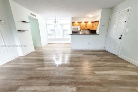 Copropriété à louer à Hialeah, Floride: 2 chambres, 80.82 m2 № 1986024 - photo 2