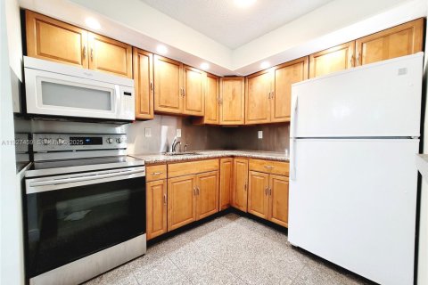 Copropriété à louer à Hialeah, Floride: 2 chambres, 80.82 m2 № 1986024 - photo 5