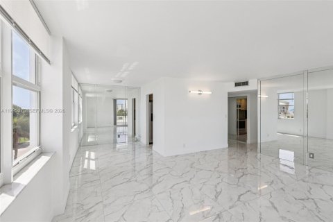 Купить кондоминиум в Помпано-Бич, Флорида 2 спальни, 106.84м2, № 2058162 - фото 3