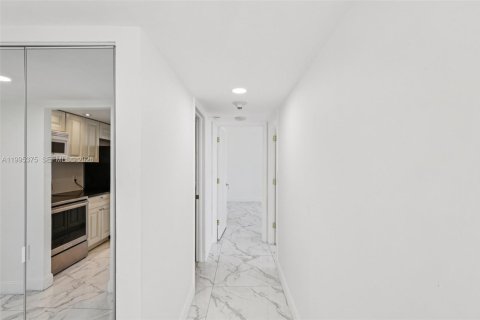 Купить кондоминиум в Помпано-Бич, Флорида 2 спальни, 106.84м2, № 2058162 - фото 24