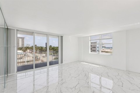 Купить кондоминиум в Помпано-Бич, Флорида 2 спальни, 106.84м2, № 2058162 - фото 9