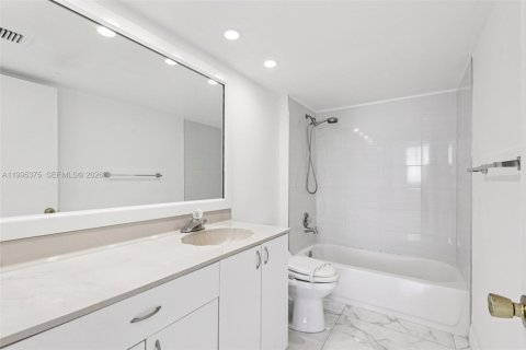 Купить кондоминиум в Помпано-Бич, Флорида 2 спальни, 106.84м2, № 2058162 - фото 4