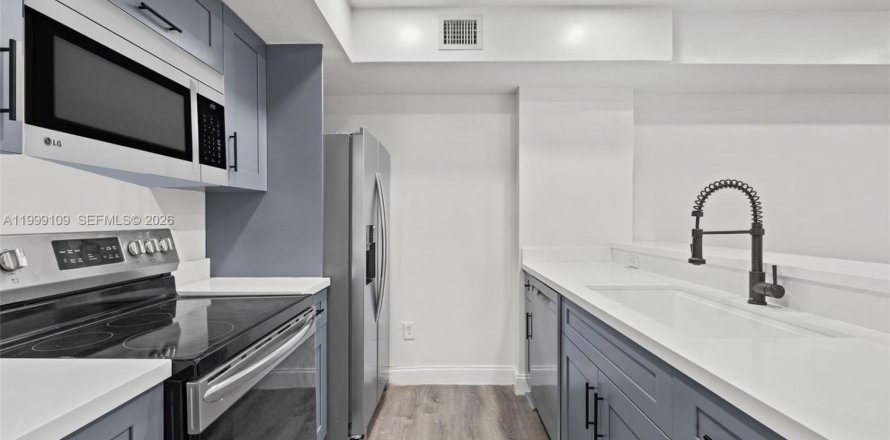 Кондоминиум с 3 спальнями в Холливуд, Флорида № 2068074