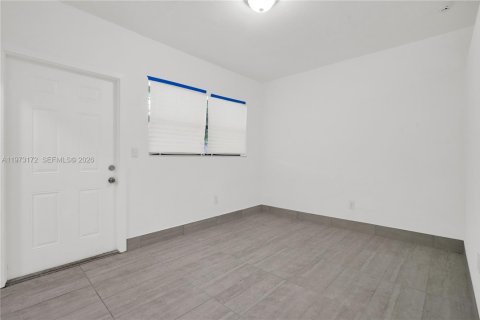 House in North Miami, Florida 1 bedroom № 2033977 - photo 3