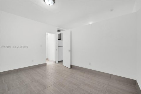 House in North Miami, Florida 1 bedroom № 2033977 - photo 8