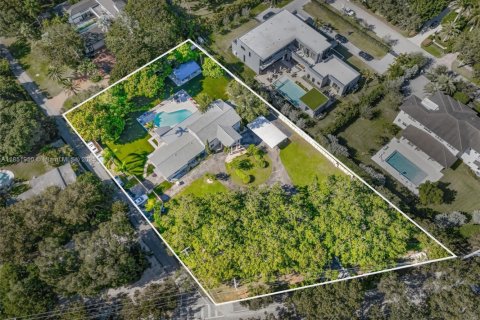 Terreno en venta en Pinecrest, Florida № 1858519 - foto 1