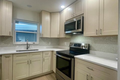 Condo in Holmes Beach, Florida, 2 bedrooms  № 1826504 - photo 11