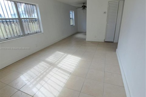 Villa ou maison à louer à West Palm Beach, Floride: 2 chambres, 264.96 m2 № 1738147 - photo 5