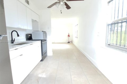 Villa ou maison à louer à West Palm Beach, Floride: 2 chambres, 264.96 m2 № 1738147 - photo 6