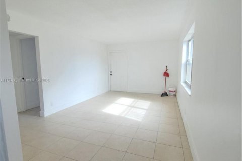 Villa ou maison à louer à West Palm Beach, Floride: 2 chambres, 264.96 m2 № 1738147 - photo 4