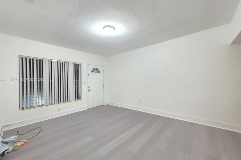 Apartamento en alquiler en Miami, Florida, 2 dormitorios, 62.71 m2 № 1990340 - foto 2