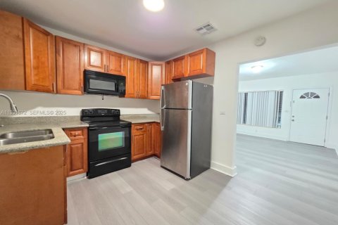 Apartamento en alquiler en Miami, Florida, 2 dormitorios, 62.71 m2 № 1990340 - foto 1