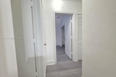 Apartamento en alquiler en Miami, Florida, 2 dormitorios, 62.71 m2 № 1990340 - foto 3