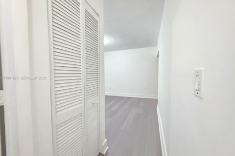Apartamento en alquiler en Miami, Florida, 2 dormitorios, 62.71 m2 № 1990340 - foto 15