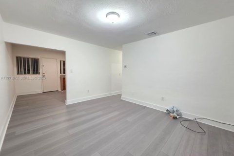 Apartamento en alquiler en Miami, Florida, 2 dormitorios, 62.71 m2 № 1990340 - foto 10