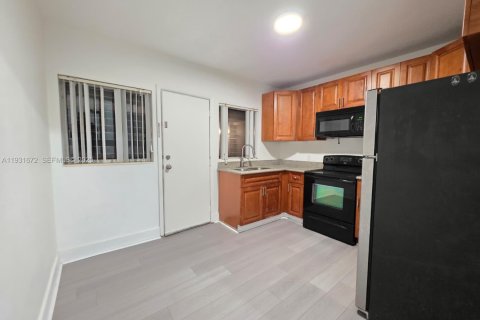 Apartamento en alquiler en Miami, Florida, 2 dormitorios, 62.71 m2 № 1990340 - foto 11