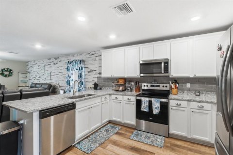 House in Weeki Wachee, Florida 4 bedrooms, 172.15 sq.m. № 2120812 - photo 9