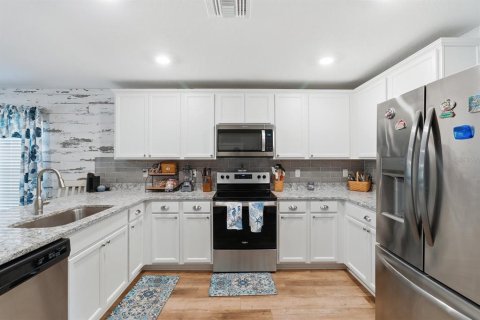 House in Weeki Wachee, Florida 4 bedrooms, 172.15 sq.m. № 2120812 - photo 8