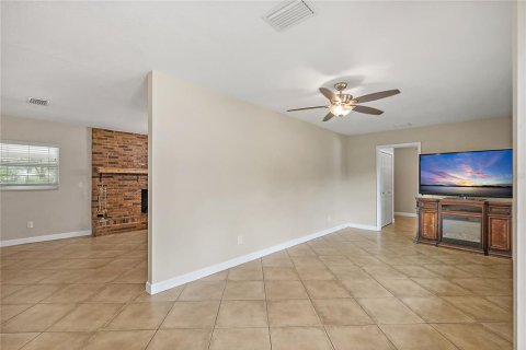 House in Tampa, Florida 4 bedrooms, 143.91 sq.m. № 1778111 - photo 11