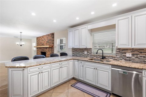 House in Tampa, Florida 4 bedrooms, 143.91 sq.m. № 1778111 - photo 3