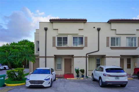 Townhouse in Miami, Florida 3 bedrooms, 121.7 sq.m. № 2054594
