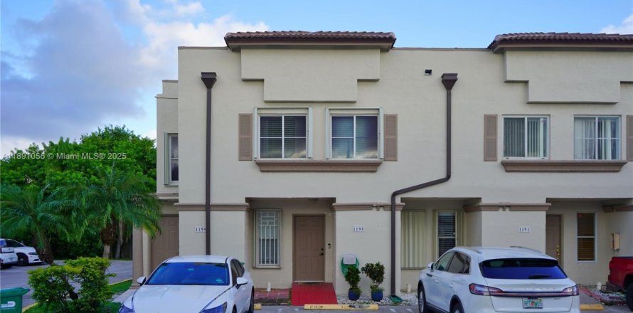 Townhouse in Miami, Florida 3 bedrooms, 121.7 sq.m. № 2054594