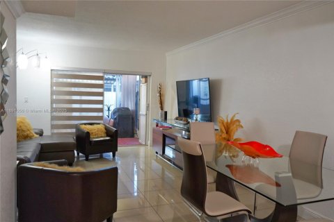 Townhouse in Miami, Florida 3 bedrooms, 121.7 sq.m. № 2054594 - photo 11