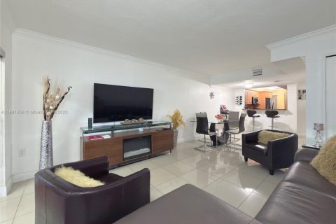 Townhouse in Miami, Florida 3 bedrooms, 121.7 sq.m. № 2054594 - photo 14