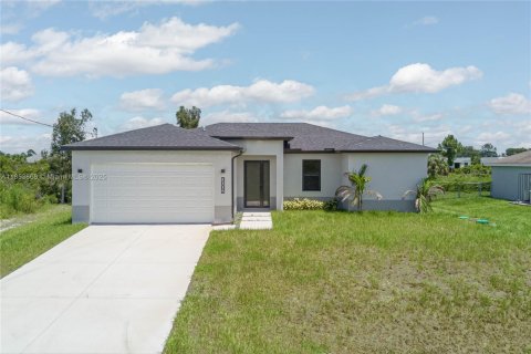 House in Lehigh Acres, Florida 3 bedrooms, 148.64 sq.m. № 1871739 - photo 1