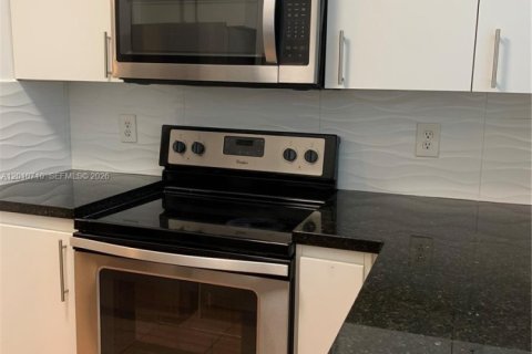Condominio en alquiler en Miami, Florida, 3 dormitorios, 122.63 m2 № 2073593 - foto 10