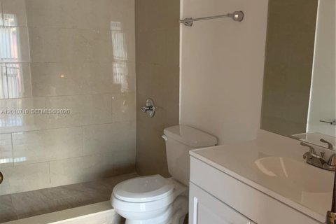 Condominio en alquiler en Miami, Florida, 3 dormitorios, 122.63 m2 № 2073593 - foto 22