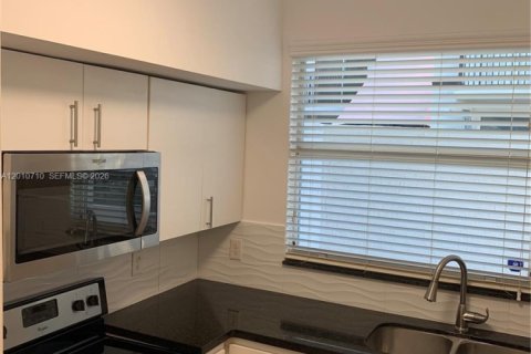Condominio en alquiler en Miami, Florida, 3 dormitorios, 122.63 m2 № 2073593 - foto 12