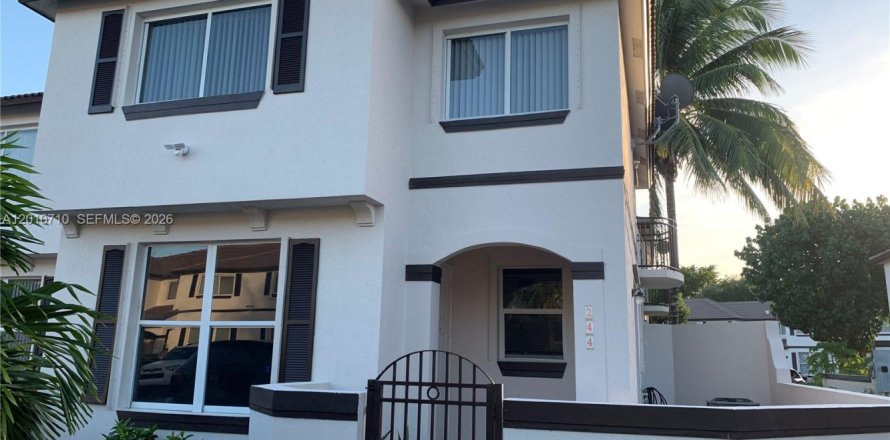 Condominio en Miami, Florida, 3 dormitorios № 2073593