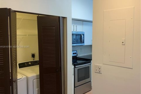 Condominio en alquiler en Miami, Florida, 3 dormitorios, 122.63 m2 № 2073593 - foto 9