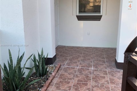 Condominio en alquiler en Miami, Florida, 3 dormitorios, 122.63 m2 № 2073593 - foto 2