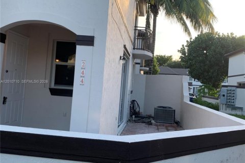 Condominio en alquiler en Miami, Florida, 3 dormitorios, 122.63 m2 № 2073593 - foto 3